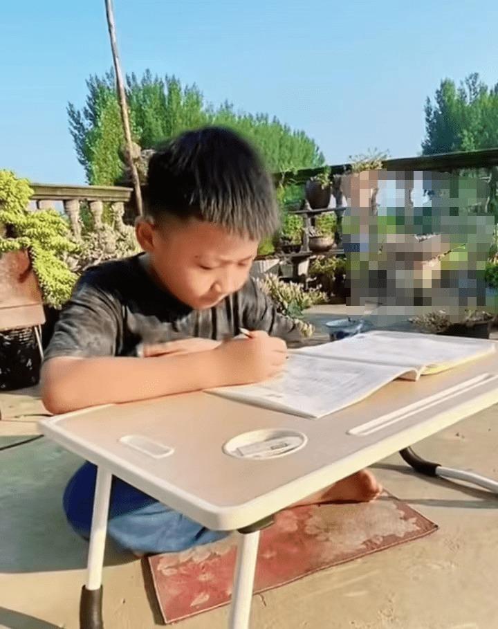 Mẹ bắt con trai làm bài tập dưới trời nắng gay gắt gây phẫn nộ-1