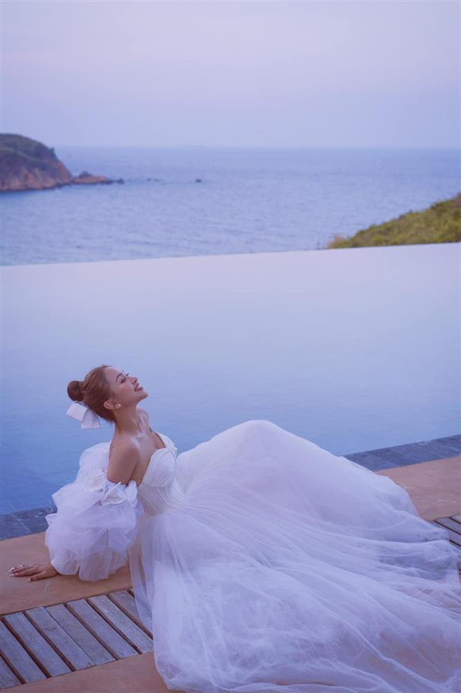 MC Vân Hugo khoe ảnh váy cưới và tình tứ bên chồng doanh nhân, tiết lộ cuộc hôn nhân thứ hai-2