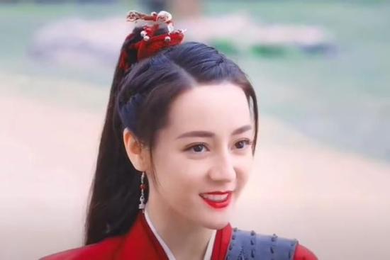 Địch Lệ Nhiệt Ba bị chê diễn giả trân