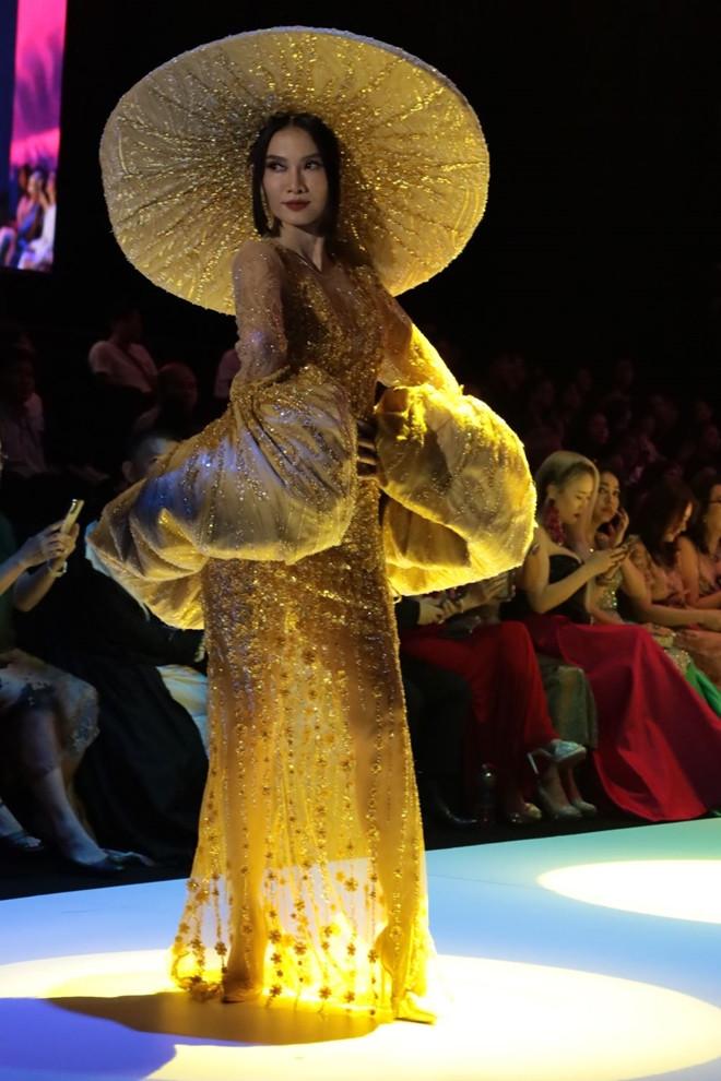 Lý Nhã Kỳ đọ sắc cùng dàn hoa, á hậu hot nhất Việt Nam-12