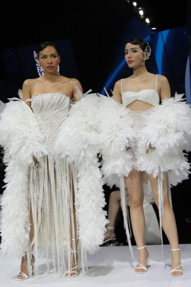 Lý Nhã Kỳ đọ sắc cùng dàn hoa, á hậu hot nhất Việt Nam-9