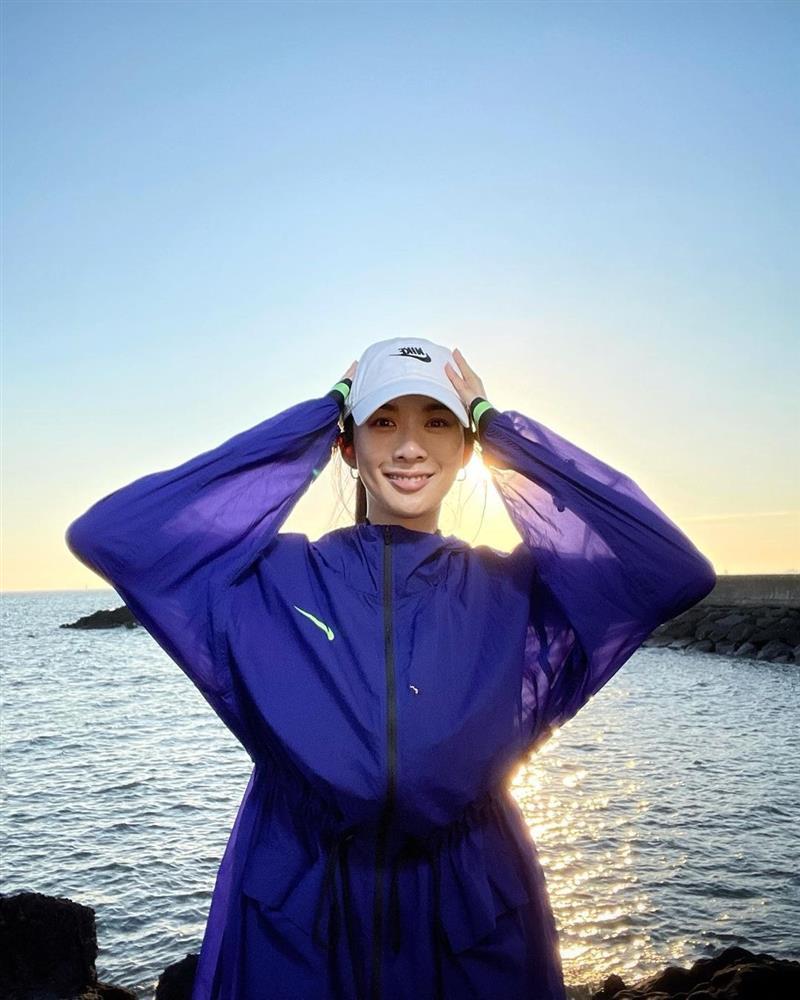 Tủ đồ đi tập của 3 diễn viên Celebrity: Nữ phụ thích đơn giản, nữ chính điệu bất ngờ-2