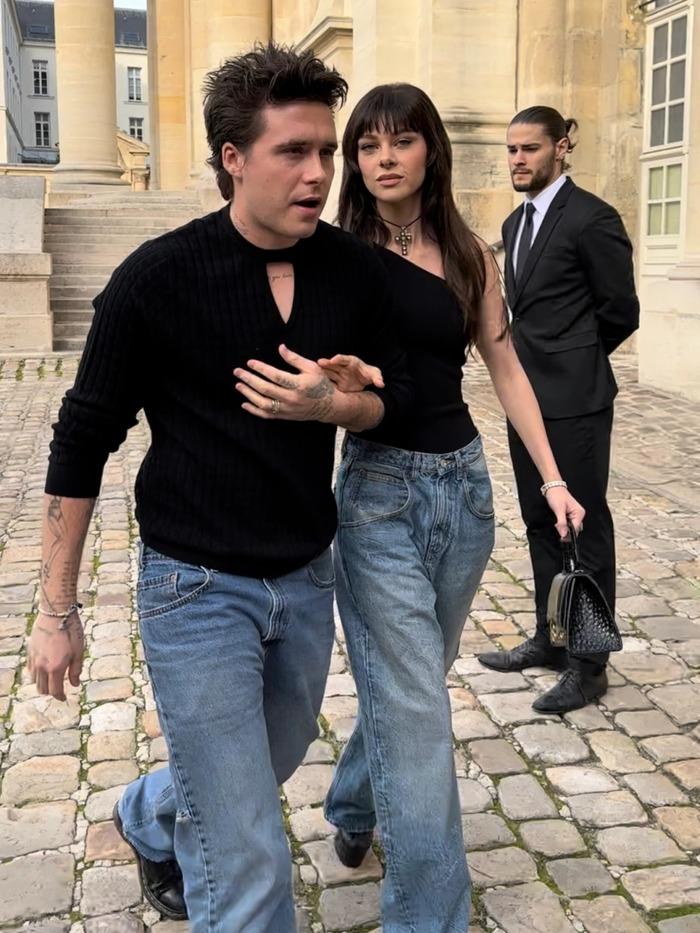 Con dâu Victoria Beckham diện quần jeans cực đơn giản mà sành điệu-5