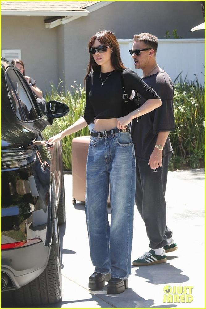 Con dâu Victoria Beckham diện quần jeans cực đơn giản mà sành điệu-7