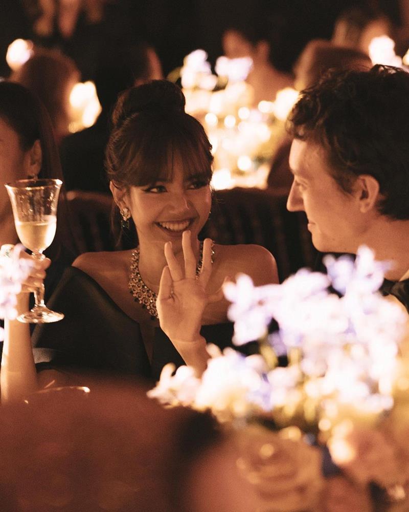 Lisa (BLACKPINK) lần đầu lộ diện sau tranh cãi tình ái với bạn trai nhà tỷ phú-2