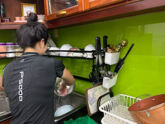 Vợ trẻ ngày hàng hiệu lồng lộn, đêm xuống làm việc... không ngờ-2