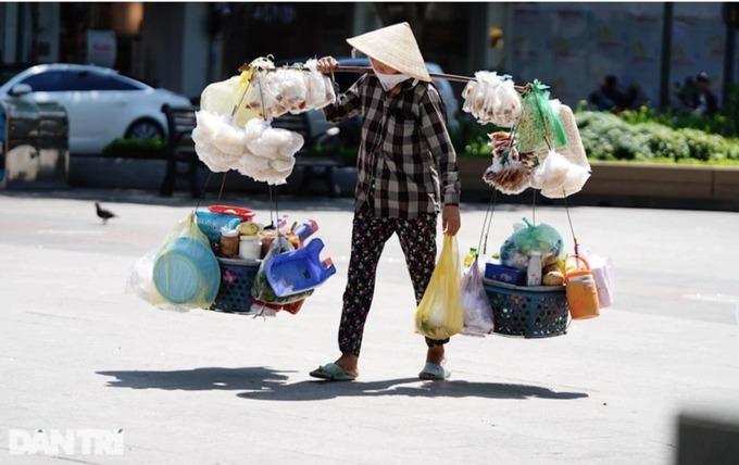 Vợ trẻ ngày hàng hiệu lồng lộn, đêm xuống làm việc... không ngờ-4