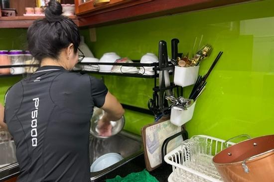 Vợ trẻ ngày hàng hiệu lồng lộn, đêm xuống làm việc... không ngờ