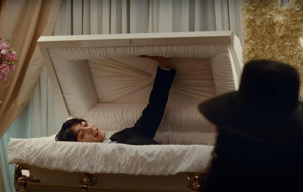 Phân cảnh Jung Kook bật nắp quan tài nói lời yêu em gây sốt MXH vì quá... hài hước!-2