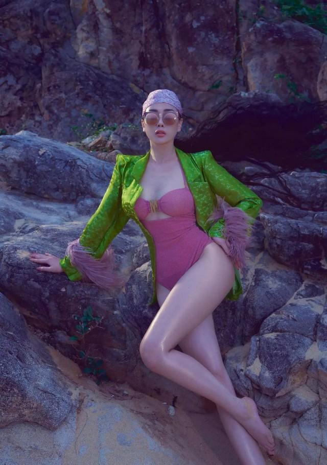 Gu thời trang đi biển của Phương Oanh thay đổi thế nào từ khi làm vợ Shark Bình?-9