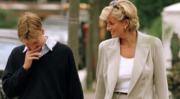 Hoàng tử William học theo Công nương Diana, giảm nhẹ nhiều nguyên tắc Hoàng gia Anh-1