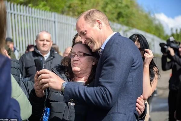 Hoàng tử William học theo Công nương Diana, giảm nhẹ nhiều nguyên tắc Hoàng gia Anh-3