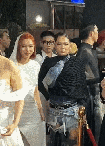 Sự thật về cái liếc mắt của Phạm Thoại trong vụ chen hàng thảm đỏ gây ồn ào-1