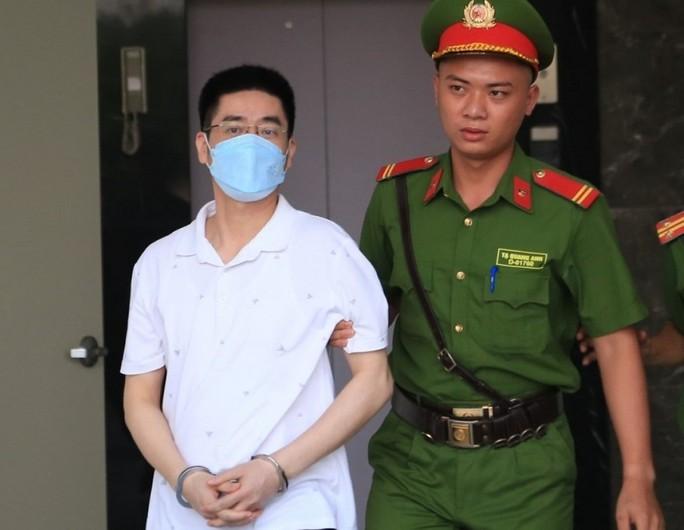 Chủ toạ phiên tòa Chuyến bay giải cứu: Ai tặng rượu cho người ốm không?-1