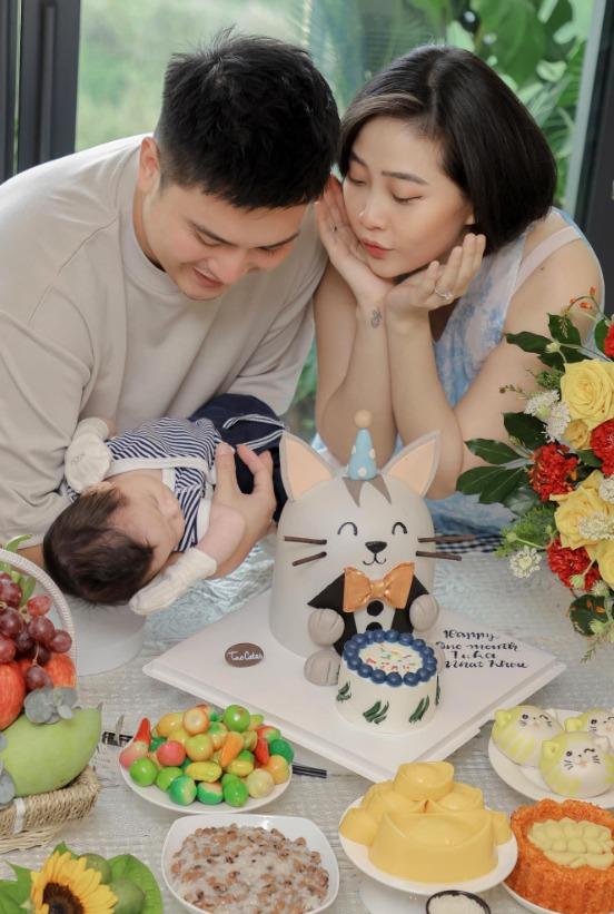 Liêu Hà Trinh công khai diện mạo quý tử sau 1 tháng làm mẹ-4