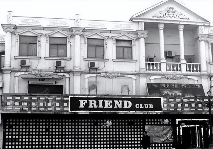 Cú trượt dài của ngôi sao nhạc rock Trung Quốc-1