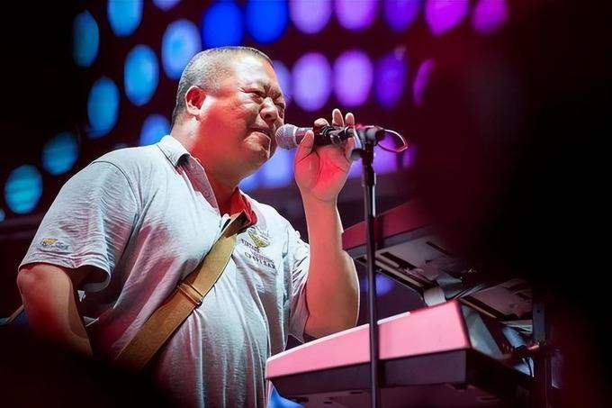 Cú trượt dài của ngôi sao nhạc rock Trung Quốc-2