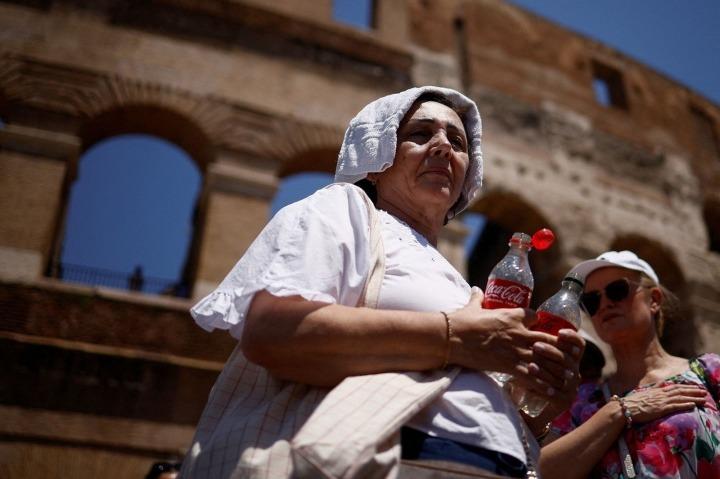 Châu Âu đối mặt với đợt nắng nóng kỷ lục, nền nhiệt tăng lên 48°C-1