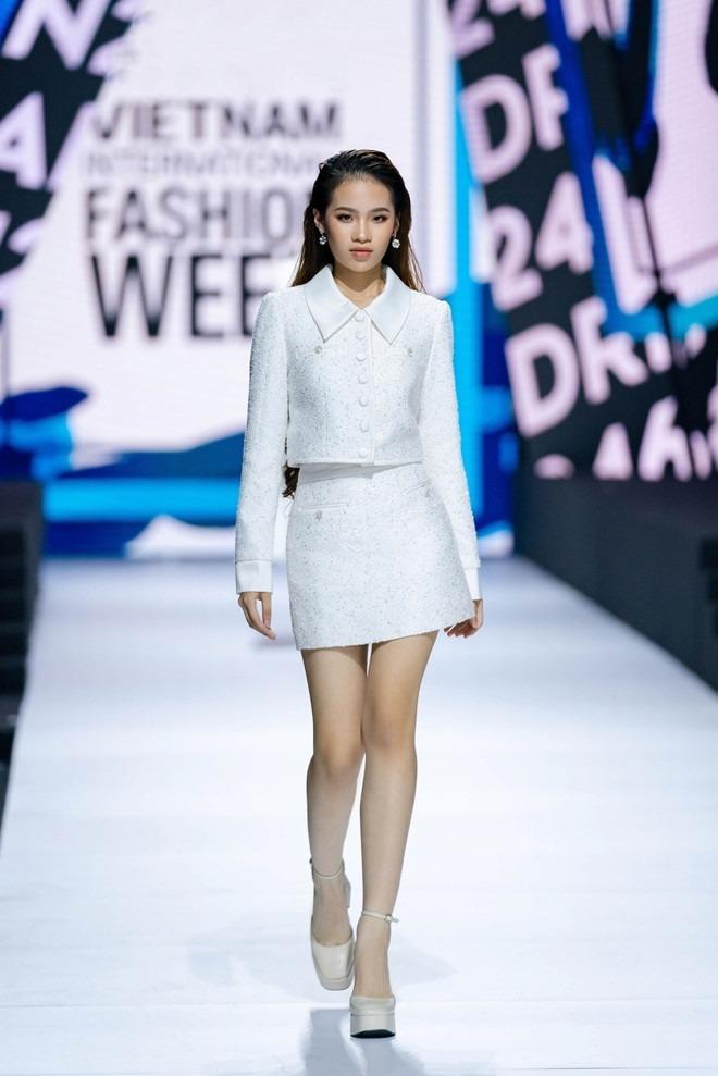 Mỹm Trần ngã sõng soài ở thảm đỏ, Hương Giang bất ngờ trở lại sàn catwalk-5