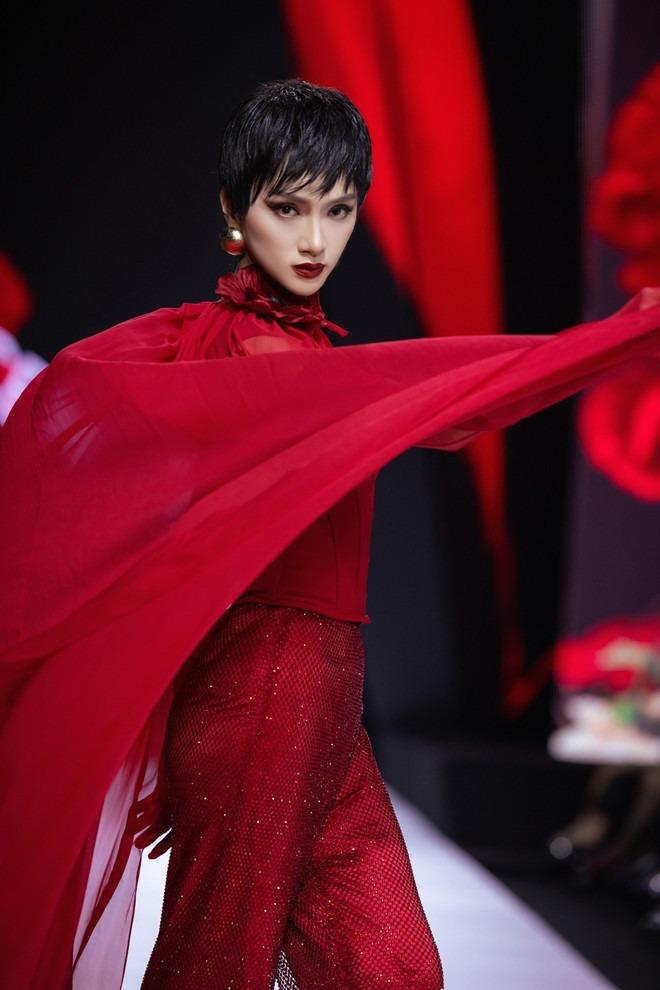 Mỹm Trần ngã sõng soài ở thảm đỏ, Hương Giang bất ngờ trở lại sàn catwalk-10