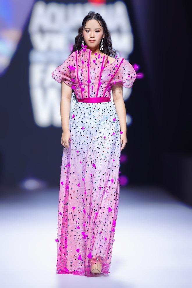 Mỹm Trần ngã sõng soài ở thảm đỏ, Hương Giang bất ngờ trở lại sàn catwalk-11