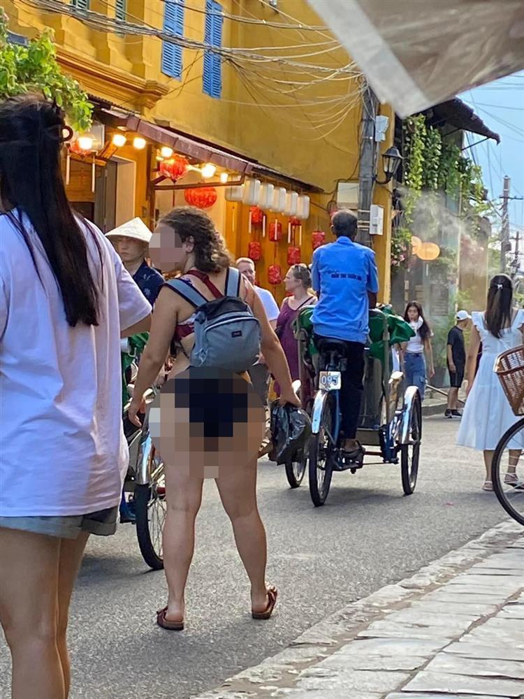 Nữ du khách mặc bikini vô tư đi dạo trong phố cổ Hội An gây bức xúc-1