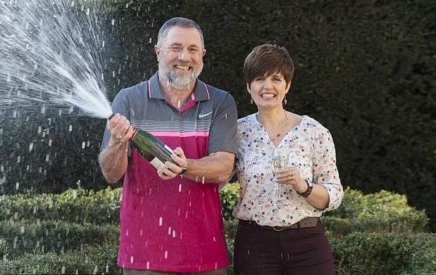 Cuộc sống ít ai ngờ của cặp đôi giàu lên nhờ trúng số 46 triệu USD-1