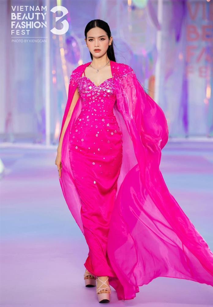 Nữ sinh 19 tuổi từng bị tẩy chay vào chung kết Miss World Vietnam-2