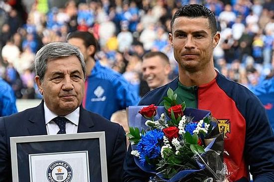 Ronaldo nhận thêm kỷ lục Guiness đáng mơ ước của mọi vận động viên