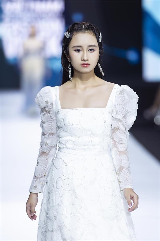 Mẫu nhí xinh tựa ngọc nữ, gây chú ý tại Tuần lễ Thời trang Quốc tế Việt Nam-2