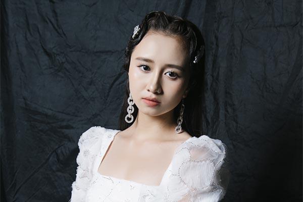 Bạn gái Leo DiCaprio đẹp hút hồn trong thiết kế lấy cảm hứng từ đồ nội y-10