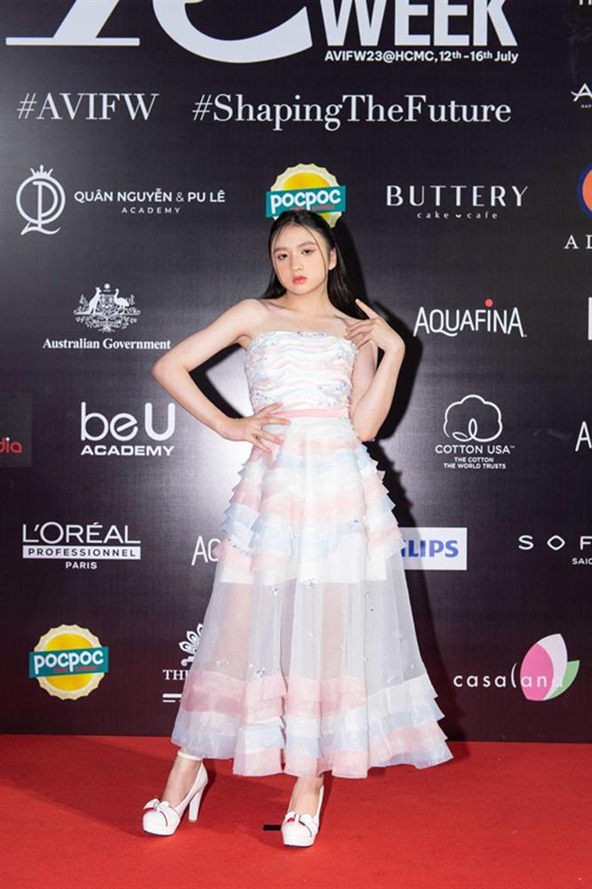 Phiên bản nhí Hương Giang pose dáng tự tin với The Best Street Style-3