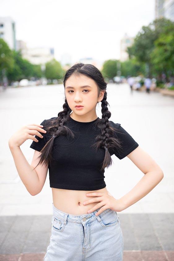 Phiên bản nhí Hương Giang pose dáng tự tin với The Best Street Style-2