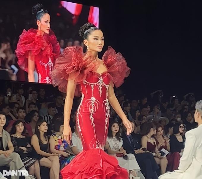 Hoa hậu HHen Niê giẫm lên váy suýt ngã khi diễn kết màn show thời trang-1