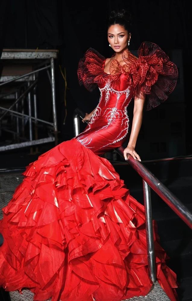 Hoa hậu HHen Niê giẫm lên váy suýt ngã khi diễn kết màn show thời trang-2