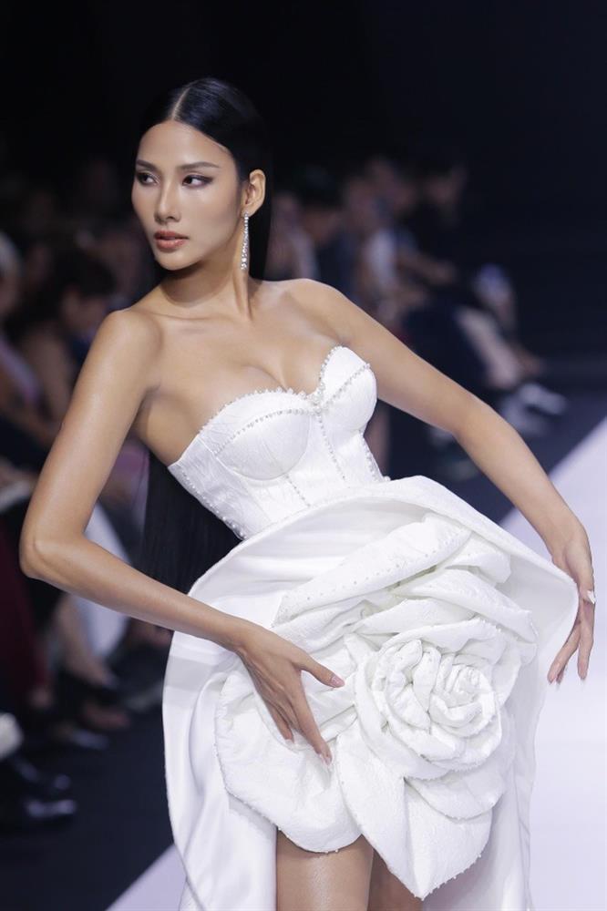 Hoa hậu HHen Niê giẫm lên váy suýt ngã khi diễn kết màn show thời trang-4