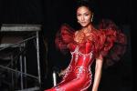 Hoa hậu H'Hen Niê giẫm lên váy suýt ngã khi diễn kết màn show thời trang