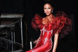 Hoa hậu H'Hen Niê giẫm lên váy suýt ngã khi diễn kết màn show thời trang