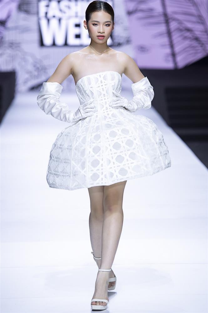 Màn xử lý tinh tế của siêu mẫu Thanh Hằng với đàn em khiến ai cũng nể-14