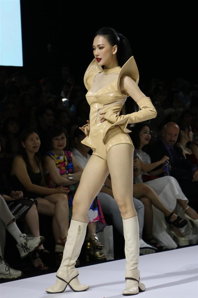 Màn xử lý tinh tế của siêu mẫu Thanh Hằng với đàn em khiến ai cũng nể-11