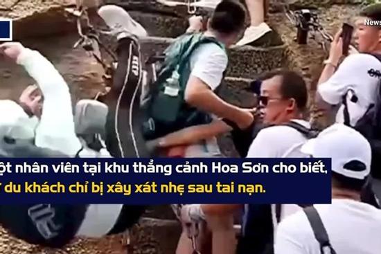 Khoảnh khắc hãi hùng nữ du khách trượt chân rơi xuống khỏi vách đá dựng đứng