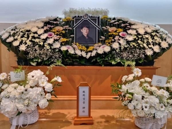 Hình ảnh hiếm hoi từ tang lễ nam ca sĩ sau gần 1 tháng không có người thân tới nhận thi thể-1