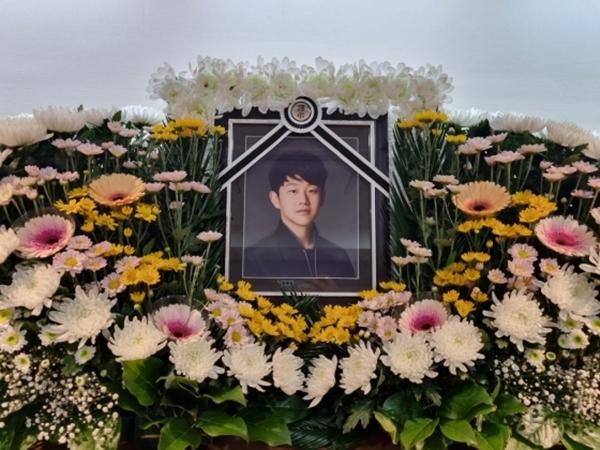 Hình ảnh hiếm hoi từ tang lễ nam ca sĩ sau gần 1 tháng không có người thân tới nhận thi thể-2