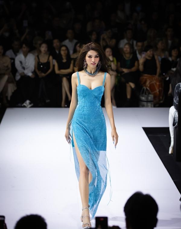 Á hậu Chế Nguyễn Quỳnh Châu nóng bỏng khi tái xuất sàn diễn-2