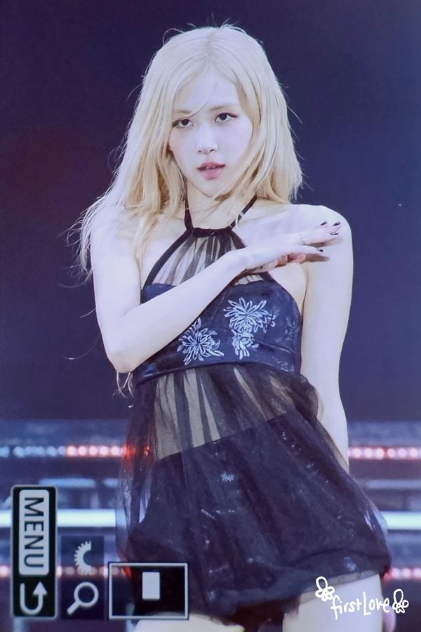 Rosé sút cân đáng báo động, lộ xương sườn gầy gò trên sân khấu khiến fan xót xa-2