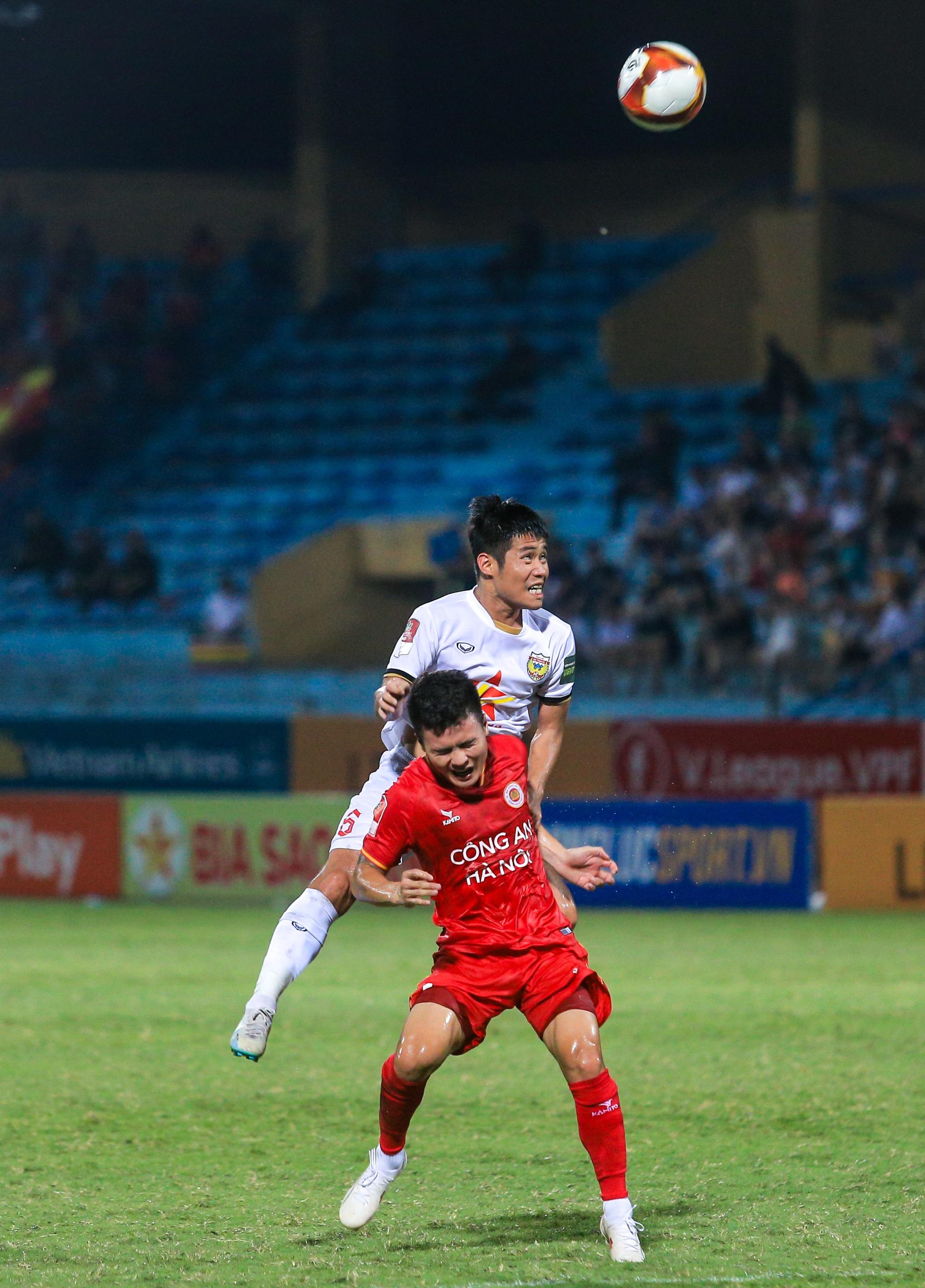 Chu Thanh Huyền ngồi trên xe chờ đón Quang Hải sau trận đấu của CLB Công an Hà Nội-2