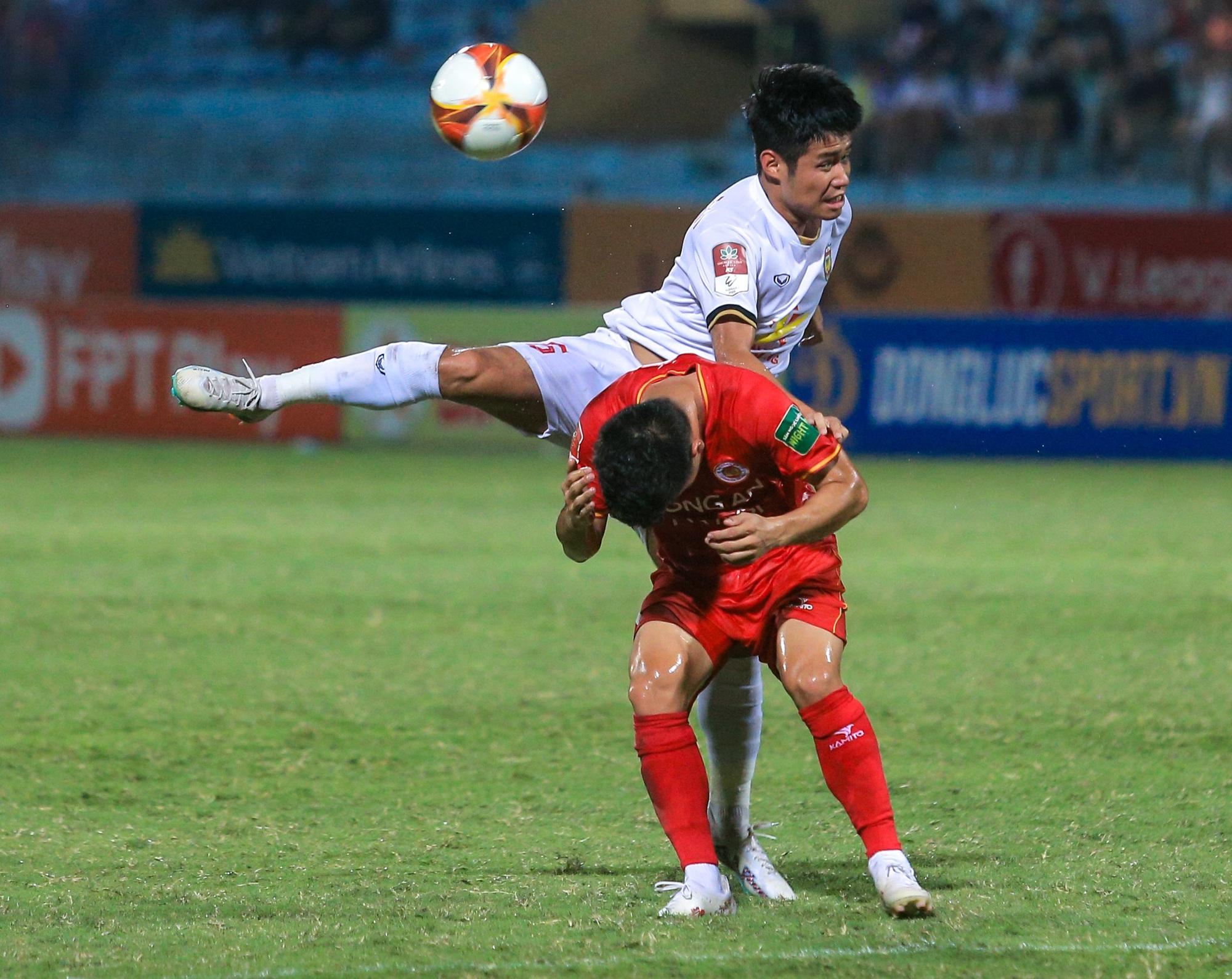 Chu Thanh Huyền ngồi trên xe chờ đón Quang Hải sau trận đấu của CLB Công an Hà Nội-4