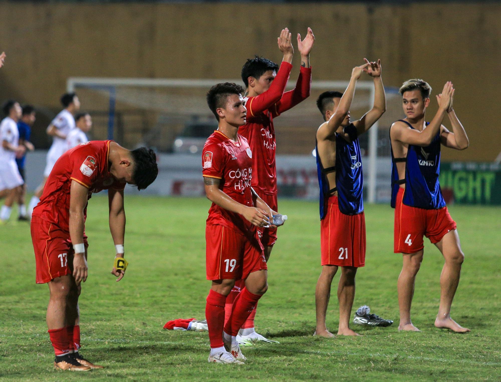 Chu Thanh Huyền ngồi trên xe chờ đón Quang Hải sau trận đấu của CLB Công an Hà Nội-9