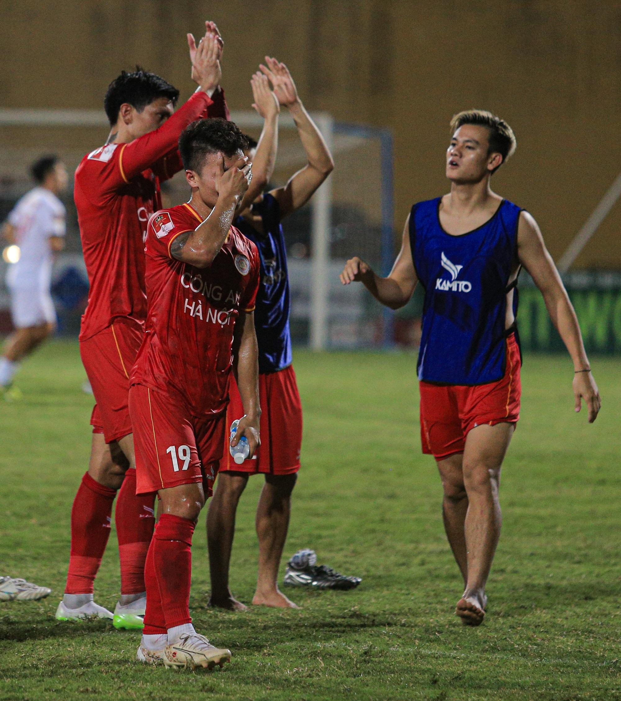 Chu Thanh Huyền ngồi trên xe chờ đón Quang Hải sau trận đấu của CLB Công an Hà Nội-8