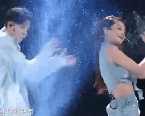 Chi Pu khiến dân tình tan chảy vì một động tác khi song ca với Amber!-1